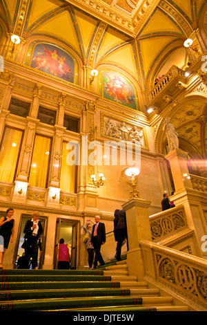 Grand escalier, l'Opéra de Vienne, Vienne, Autriche, Europe Centrale Banque D'Images