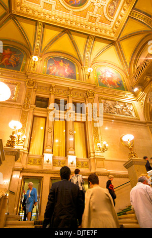 Grand escalier, l'Opéra de Vienne, Vienne, Autriche, Europe Centrale Banque D'Images