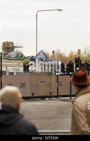 Glasgow, Ecosse, Royaume-Uni. 30Th Nov 2013. Hélicoptère de police s'enfonce dans le Clutha Vaults pub où 120 personnes ont été l'écoute d'un groupe. Paul Stewart/Alamy News Banque D'Images
