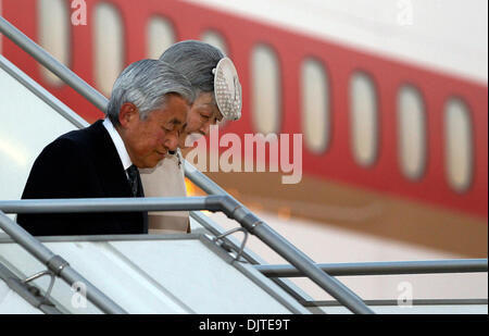 New Delhi, Inde. Le 30 novembre 2013. L'empereur japonais Akihito et l'Impératrice Michiko à pied hors de l'avion à leur arrivée à New Delhi, Inde, le 30 novembre, 2013. L'empereur japonais Akihito et l'Impératrice Michiko le samedi est arrivé en Inde pour une visite d'une semaine, marquant le premier dans le pays par l'empereur et l'impératrice du Japon. (Xinhua/Partha Sarkar/Alamy Live News) Banque D'Images