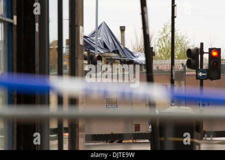 Glasgow, Ecosse, Royaume-Uni. 30Th Nov 2013. Hélicoptère de police s'enfonce dans le Clutha Vaults pub où 120 personnes ont été l'écoute d'un groupe. Paul Stewart/Alamy News Banque D'Images