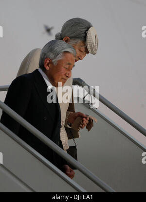 New Delhi, Inde. Le 30 novembre 2013. L'empereur japonais Akihito et l'Impératrice Michiko à pied hors de l'avion à leur arrivée à New Delhi, Inde, le 30 novembre, 2013. L'empereur japonais Akihito et l'Impératrice Michiko le samedi est arrivé en Inde pour une visite d'une semaine, marquant le premier dans le pays par l'empereur et l'impératrice du Japon. (Xinhua/Partha Sarkar/Alamy Live News) Banque D'Images