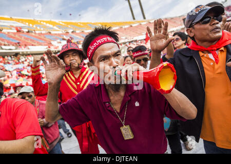 Bangkok, Thaïlande. 30Th Nov, 2013. Chemises Rouges pro-gouvernement rassemblement à Bangkok samedi. Faultlines politique à Bangkok, la capitale thaïlandaise, durci samedi. Les factions antigouvernementales promesses répétées de grève au cœur de Bangkok dimanche et faire tomber le gouvernement alors que des milliers de chemises rouges, qui appuient le gouvernement, sont venus à Bangkok à partir de leur base dans les régions rurales de la Thaïlande à défendre le gouvernement. Credit : ZUMA Press, Inc./Alamy Live News Banque D'Images