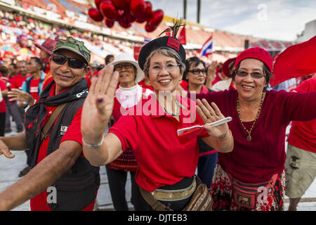 Bangkok, Thaïlande. 30Th Nov, 2013. Chemises Rouges pro-gouvernement rassemblement à Bangkok samedi. Faultlines politique à Bangkok, la capitale thaïlandaise, durci samedi. Les factions antigouvernementales promesses répétées de grève au cœur de Bangkok dimanche et faire tomber le gouvernement alors que des milliers de chemises rouges, qui appuient le gouvernement, sont venus à Bangkok à partir de leur base dans les régions rurales de la Thaïlande à défendre le gouvernement. Credit : ZUMA Press, Inc./Alamy Live News Banque D'Images