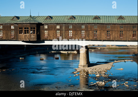 Sur le pont couvert de la rivière Osam (Bulgarie) Banque D'Images