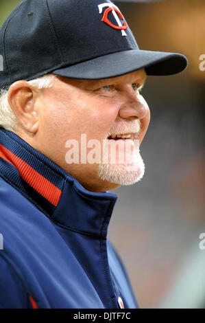 Twins du Minnesota Manager Ron Gardenhire ressemble à de l'étang-réservoir au cours de la première exposition des Twins, match de baseball à champ cible à Minneapolis, Minnesota. Les Cardinaux défait les jumeaux 8-4. (Crédit Image : © Marilyn Indahl/ZUMApress.com) Southcreek/mondial Banque D'Images