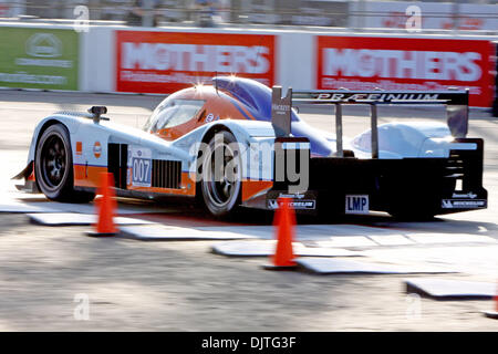 Le nombre 007 Jaguar conduit par Adrian Fernandez chefs au virage 11 au cours de la pratique de vendredi au Grand Prix Toyota de Long Beach. (Crédit Image : © Mike/Ingalsbee ZUMApress.com) Southcreek/mondial Banque D'Images