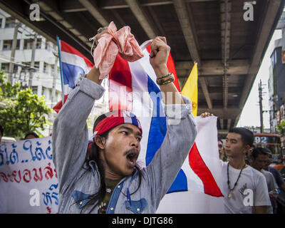 Bangkok, Thaïlande. 30Th Nov, 2013. Les étudiants anti-gouvernement de Ramkhamhaeng University à Bangkok en mars un samedi Rue de Bangkok. Faultlines politique à Bangkok, la capitale thaïlandaise, durci samedi. Les factions antigouvernementales promesses répétées de grève au cœur de Bangkok dimanche et faire tomber le gouvernement alors que des milliers de chemises rouges, qui appuient le gouvernement, sont venus à Bangkok à partir de leur base dans les régions rurales de la Thaïlande à défendre le gouvernement. Credit : ZUMA Press, Inc./Alamy Live News Banque D'Images