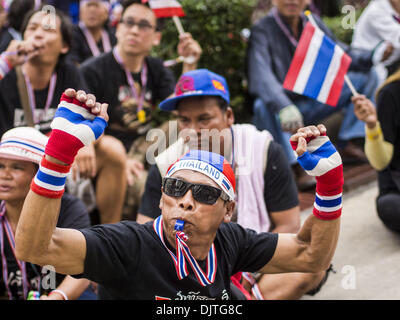 Bangkok, Thaïlande. 30Th Nov, 2013. Des manifestants anti-gouvernement à l'office de tourisme de Cat Telecom, le plus gros fournisseur d'accès internet, à Bangkok samedi. Faultlines politique à Bangkok, la capitale thaïlandaise, durci samedi. Les factions antigouvernementales promesses répétées de grève au cœur de Bangkok dimanche et faire tomber le gouvernement alors que des milliers de chemises rouges, qui appuient le gouvernement, sont venus à Bangkok à partir de leur base dans les régions rurales de la Thaïlande à défendre le gouvernement. Credit : ZUMA Press, Inc./Alamy Live News Banque D'Images