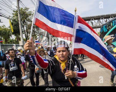 Bangkok, Thaïlande. 30Th Nov, 2013. Des manifestants anti-gouvernement-23 Phethburi Road Soi 15 de mars Road, près du Complexe du gouvernement à Bangkok samedi. Faultlines politique à Bangkok, la capitale thaïlandaise, durci samedi. Les factions antigouvernementales promesses répétées de grève au cœur de Bangkok dimanche et faire tomber le gouvernement alors que des milliers de chemises rouges, qui appuient le gouvernement, sont venus à Bangkok à partir de leur base dans les régions rurales de la Thaïlande à défendre le gouvernement. Credit : ZUMA Press, Inc./Alamy Live News Banque D'Images
