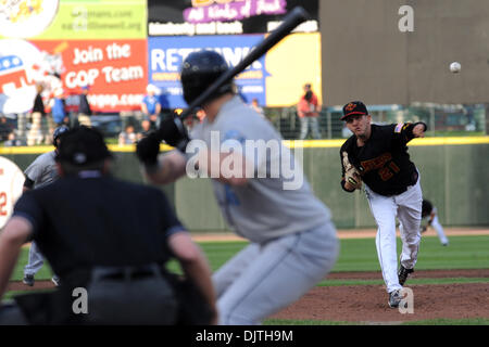 Rochester le lanceur partant Ryan Mullins (21) offre une hauteur en haut de la deuxième manche contre Syracuse. Nationals de Washington le tangage perspective Stephen Strasburg a obtenu la victoire pour Syracuse défait Rochester 5-pour-1 devant une foule de 12 590 vente à Frontier Field à Rochester, NY (crédit Image : © Michael Johnson/ZUMApress.com) Southcreek/mondial Banque D'Images