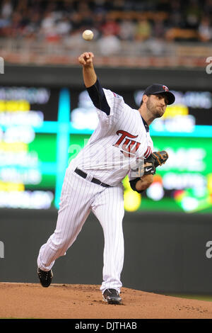 Le lanceur partant des Twins de Minnesota Nick Blackburn # 53 tangage dans la 1ère manche du match de baseball des jumeaux contre les Milwaukee Brewers au champ cible à Minneapolis, Minnesota. Les jumeaux ont obtenu 7 fonctionne dans la 1ère manche. (Crédit Image : © Marilyn Indahl/ZUMApress.com) Southcreek/mondial Banque D'Images