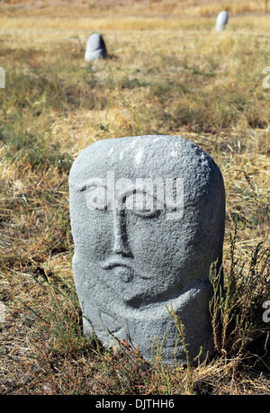 Balbals, d'anciennes sculptures turques (6e-10e siècle), près de la tour Burana, oblast de Chuy, Kirghizistan Banque D'Images