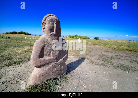 Balbals, d'anciennes sculptures turques (6e-10e siècle), près de la tour Burana, oblast de Chuy, Kirghizistan Banque D'Images