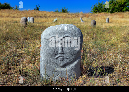 Balbals, d'anciennes sculptures turques (6e-10e siècle), près de la tour Burana, oblast de Chuy, Kirghizistan Banque D'Images