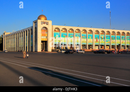 La place Ala-Too, place principale de la ville, à Bichkek, Kirghizistan Banque D'Images