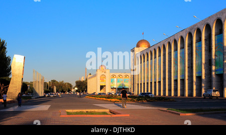 La place Ala-Too, place principale de la ville, à Bichkek, Kirghizistan Banque D'Images
