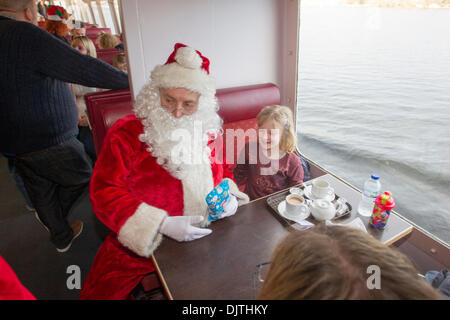 Windermere, Royaume-Uni. Le 30 novembre 2013. Santa arrive par bateau à vapeur les lacs Swan - partie de Windermere Lake Cruises flotte passagers - répond aux enfants à bord : Crédit Shoosmith Collection/Alamy Live News Banque D'Images