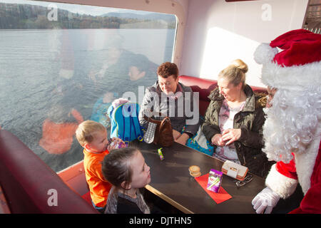 Windermere, Royaume-Uni. Le 30 novembre 2013. Santa arrive par bateau à vapeur les lacs Swan - partie de Windermere Lake Cruises flotte passagers - répond aux enfants à bord : Crédit Shoosmith Collection/Alamy Live News Banque D'Images