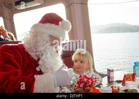 Windermere, Royaume-Uni. Le 30 novembre 2013. Santa arrive par bateau à vapeur les lacs Swan - partie de Windermere Lake Cruises flotte passagers - répond aux enfants à bord : Crédit Shoosmith Collection/Alamy Live News Banque D'Images