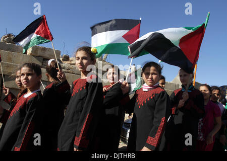 La ville de Gaza, bande de Gaza, territoire palestinien, . 1er février, 2009. Les enfants palestiniens attente drapeau de la Palestine pendant un rassemblement pour protester contre le siège israélien de la bande de Gaza le 30 novembre 2013 à la ville de Gaza Harbour © Mohammed Asad APA/Images/ZUMAPRESS.com/Alamy Live News Banque D'Images