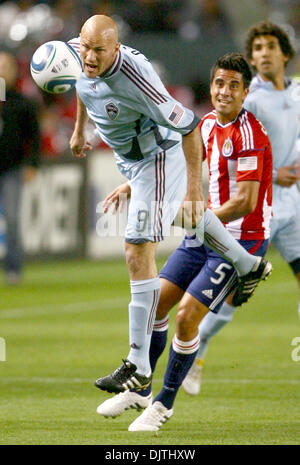 Colorado Rapids avant Conor Casey batailles contre Chivas le défenseur Michael Umana au cours du premier semestre. Les rapides s'inscrirait à l'encontre de Chivas 1-0 et piller leur maison de la saison. (Crédit Image : © Tony Leon/ZUMApress.com) Southcreek/mondial Banque D'Images