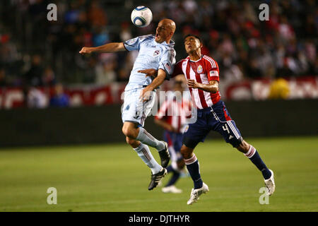 Colorado Rapids avant Conor Casey batailles contre Chivas le défenseur Michael Umana au cours du premier semestre. (Crédit Image : © Tony Leon/ZUMApress.com) Southcreek/mondial Banque D'Images