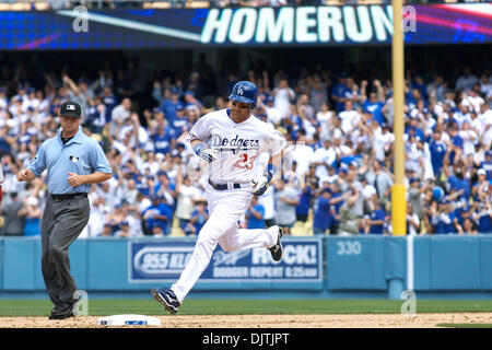 Los Angeles Dodger de troisième but Casey Blake tours deuxième base après avoir frappé un home run run deux dans la quatrième manche, suite à un home run par Manny Ramirez. (Crédit Image : © Tony Leon/ZUMApress.com) Southcreek/mondial Banque D'Images