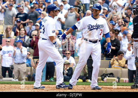 Los Angeles Dodger de troisième but Casey Blake est félicité à la plaque par James Loney, après avoir frappé un home run run deux dans la quatrième manche. (Crédit Image : © Tony Leon/ZUMApress.com) Southcreek/mondial Banque D'Images