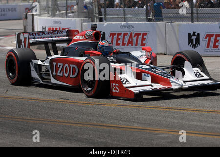 Ryan Hunter-Reay conducteur de l'équipe numéro 37, voiture, IZOD vient tourner autour de 6, au cours de la 36e assemblée annuelle du Grand Prix de Toyota de Long Beach. Hunter-Reay allait remporter la course. (Crédit Image : © Tony Leon/ZUMApress.com) Southcreek/mondial Banque D'Images