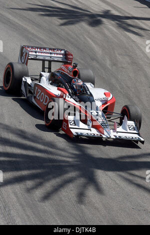 Ryan Hunter-Reay conducteur de l'équipe numéro 37, voiture, IZOD vient tourner autour de 2, au cours de la 36e assemblée annuelle du Grand Prix de Toyota de Long Beach. Hunter-Reay allait remporter la course. (Crédit Image : © Tony Leon/ZUMApress.com) Southcreek/mondial Banque D'Images