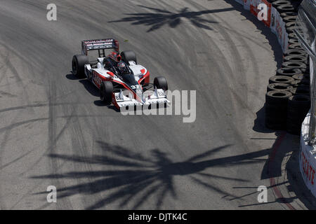 Ryan Hunter-Reay conducteur de l'équipe numéro 37, voiture, IZOD vient tourner autour de 6, au cours de la 36e assemblée annuelle du Grand Prix de Toyota de Long Beach. Hunter-Reay allait remporter la course. (Crédit Image : © Tony Leon/ZUMApress.com) Southcreek/mondial Banque D'Images