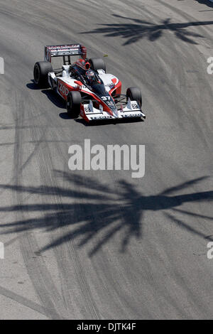 Ryan Hunter-Reay conducteur de l'équipe numéro 37, voiture IZOD vient tourner autour de deux au début de la 36e assemblée annuelle du Grand Prix de Toyota de Long Beach. Hunter-Reay allait remporter la course. (Crédit Image : © Tony Leon/ZUMApress.com) Southcreek/mondial Banque D'Images
