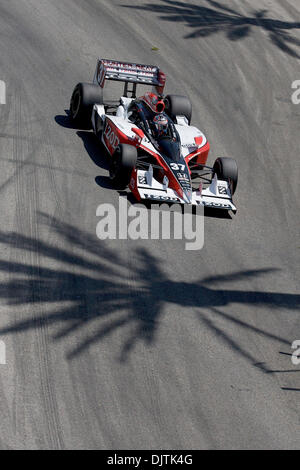 Ryan Hunter-Reay conducteur de l'équipe numéro 37, voiture IZOD vient tourner autour de deux au début de la 36e assemblée annuelle du Grand Prix de Toyota de Long Beach. Hunter-Reay allait remporter la course. (Crédit Image : © Tony Leon/ZUMApress.com) Southcreek/mondial Banque D'Images
