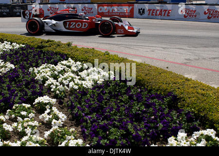 Ryan Hunter-Reay conducteur de l'équipe numéro 37, voiture, IZOD vient tourner autour de 2 durant le début de la 36e assemblée annuelle du Grand Prix de Toyota de Long Beach. Hunter-Reay allait remporter la course. (Crédit Image : © Tony Leon/ZUMApress.com) Southcreek/mondial Banque D'Images