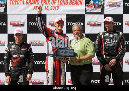 Les trois premiers, la troisième place va pouvoir, deuxième place Justin Wilson et vainqueur de Ryan Hunter-Reay posent avec Long Beach Le Maire Bob Foster. (Crédit Image : © Tony Leon/ZUMApress.com) Southcreek/mondial Banque D'Images