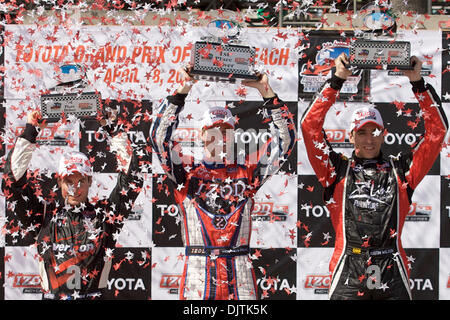 Les trois premiers, va pouvoir en troisième place, Justin Wilson en deuxième place et Ryan Hunter-Reay (milieu) élever leurs trophées place à la 36e assemblée annuelle du Grand Prix de Toyota de Long Beach cérémonie du cercle de la victoire. (Crédit Image : © Tony Leon/ZUMApress.com) Southcreek/mondial Banque D'Images