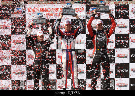 Les trois premiers, va pouvoir en troisième place, Justin Wilson en deuxième place et Ryan Hunter-Reay (milieu) élever leurs trophées place à la 36e assemblée annuelle du Grand Prix de Toyota de Long Beach cérémonie du cercle de la victoire. (Crédit Image : © Tony Leon/ZUMApress.com) Southcreek/mondial Banque D'Images
