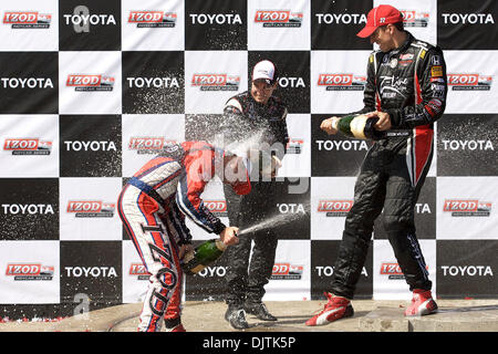 Les trois premiers, va pouvoir en troisième place, Justin Wilson en deuxième place et Ryan Hunter-Reay, tremper les uns les autres en champagne, pour célébrer à la 36e assemblée annuelle du Grand Prix de Toyota de Long Beach cérémonie du cercle de la victoire. (Crédit Image : © Tony Leon/ZUMApress.com) Southcreek/mondial Banque D'Images