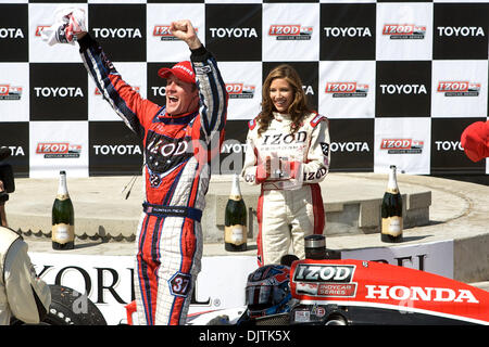 Ryan Hunter-Reay, soulève ses bras en signe de victoire, après avoir remporté le 36e Grand Prix Toyota annuelle de Long Beach. Hunter-Reay le chauffeur de l'équipe numéro 37 IZOD voiture. (Crédit Image : © Tony Leon/ZUMApress.com) Southcreek/mondial Banque D'Images
