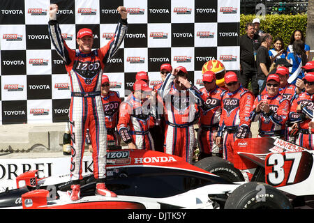 Ryan Hunter-Reay, soulève ses bras en signe de victoire, après avoir remporté le 36e Grand Prix Toyota annuelle de Long Beach. Hunter-Reay le chauffeur de l'équipe numéro 37 IZOD voiture. (Crédit Image : © Tony Leon/ZUMApress.com) Southcreek/mondial Banque D'Images