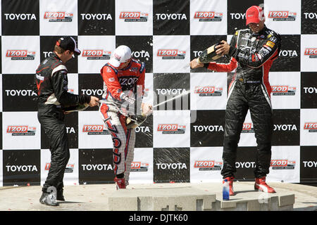 Les trois premiers, va pouvoir en troisième place, Justin Wilson en deuxième place et Ryan Hunter-Reay, tremper les uns les autres en champagne, pour célébrer à la 36e assemblée annuelle du Grand Prix de Toyota de Long Beach cérémonie du cercle de la victoire. (Crédit Image : © Tony Leon/ZUMApress.com) Southcreek/mondial Banque D'Images