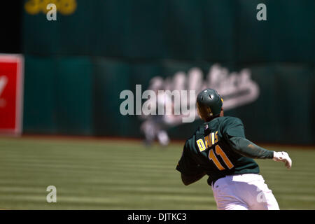 22-Avril-2010 : Oakland, CA : Oakland Athletics accueillir les Yankees de New York. Oakland Athletics center fielder Rajai Davis # 11 mouches à New York Yankees Nick Swisher fielder droit # 33. Oakland a gagné le match 4-2. (Crédit Image : © Southcreek Dinno Kovic/global/ZUMApress.com) Banque D'Images
