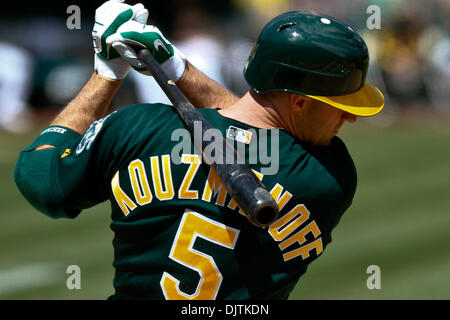 22-Avril-2010 : Oakland, CA : Oakland Athletics accueillir les Yankees de New York. Oakland Athletics de troisième but Kevin Kouzmanoff # 5 prend une balançoire. Oakland a gagné le match 4-2. (Crédit Image : © Southcreek Dinno Kovic/global/ZUMApress.com) Banque D'Images
