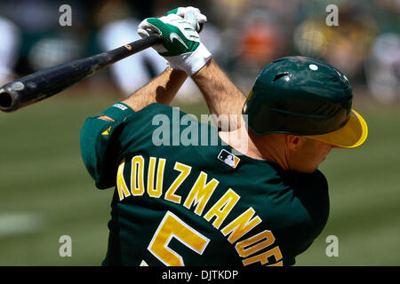 22-Avril-2010 : Oakland, CA : Oakland Athletics accueillir les Yankees de New York. Oakland Athletics de troisième but Kevin Kouzmanoff # 5 prend une balançoire. Oakland a gagné le match 4-2. (Crédit Image : © Southcreek Dinno Kovic/global/ZUMApress.com) Banque D'Images