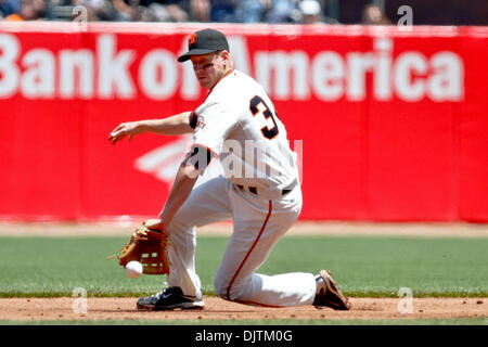 15-MAI-2010 : San Francisco, CA : Giants de San Francisco accueille les Astros de Houston. Giants de San Francisco le deuxième but Matt Downs (34) attrape une balle au sol par des Astros de Houston center fielder Michael Bourn (21). Giants gagner le match 2-1. (Crédit Image : © Southcreek Dinno Kovic/global/ZUMApress.com) Banque D'Images