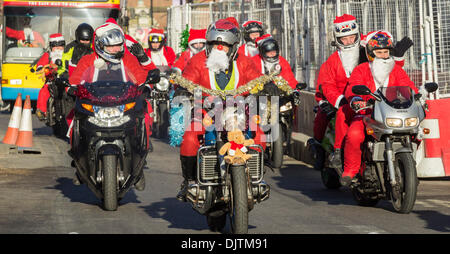 Stockton on Tees, UK. 30 novembre, 2013. Plus de 100 membres de la frontière 500 Groupe Moto, ayant pour mission de collecter des fonds pour le Grand Nord Air Ambulance et Zoe's Place baby hospice, balade à travers Stockton on Tees habillée en Père sur leur rapport annuel 22 mile ride de Thornaby à Redcar Crédit : ALANDAWSONPHOTOGRAPHY/Alamy Live News Banque D'Images