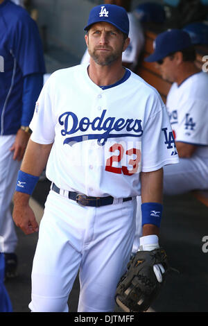 22 Mai 2010 : Los Angeles Dodger de troisième but Casey Blake dans la pirogue Dodgers avant le début de la league match entre les Tigers de Detroit et Les Dodgers de Los Angeles au Dodger Stadium. (Crédit Image : © Tony Leon/ZUMApress.com) Southcreek/mondial Banque D'Images