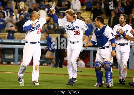 1 juin 2010 : Centre des Dodgers de Los Angeles Matt Kemp fielder est félicité par l'équipe de baseball des Dodgers de Los Angeles, Jeff Weaver après avoir frappé une 10e manche à pied off home run.Pendant un match entre rivaux de Division de l'Ouest, Arizona Diamondbacks et Dodgers de Los Angeles, au Dodger Stadium. (Crédit Image : © Tony Leon/ZUMApress.com) Southcreek/mondial Banque D'Images