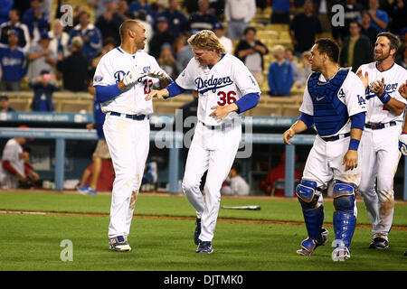 1 juin 2010 : Centre des Dodgers de Los Angeles Matt Kemp fielder est félicité par l'équipe de baseball des Dodgers de Los Angeles, Jeff Weaver après avoir frappé une 10e manche à pied off home run.Pendant un match entre rivaux de Division de l'Ouest, Arizona Diamondbacks et Dodgers de Los Angeles, au Dodger Stadium. (Crédit Image : © Tony Leon/ZUMApress.com) Southcreek/mondial Banque D'Images